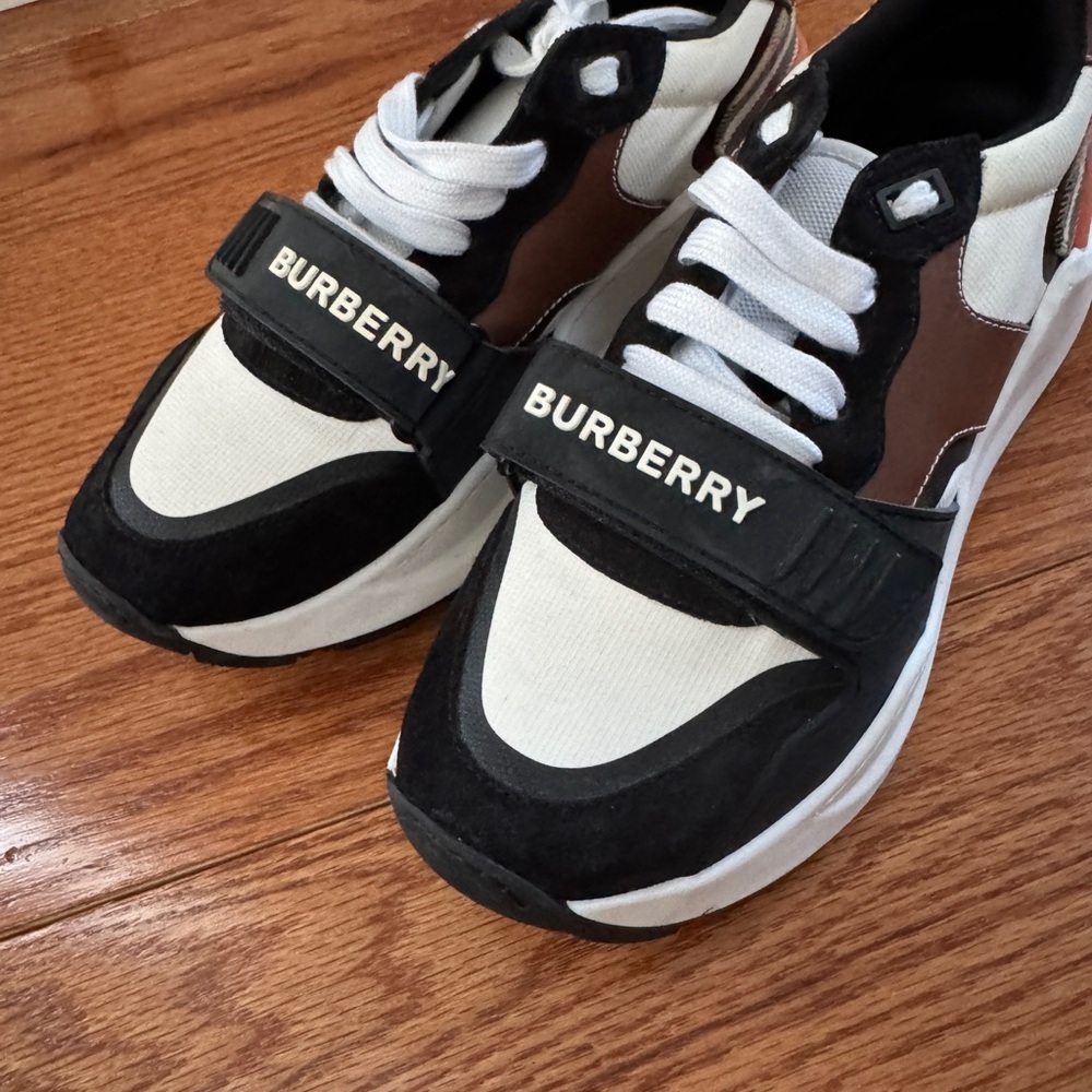 Authentic Burberry Women’s Sneakers. Size 38. Pristine condition. - Picture 4 of 7